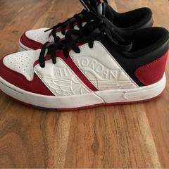 Nike Air Jordan Nu Retro 1 Low „Chicago“ in a varsity red, white, and black