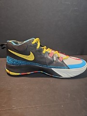 Nike Kyrie Irving Flytrap 6 SE Youth Basketball Shoes FD0215-001 Size 6.Y