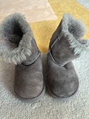 UGG Kids Bailey Button Gray Suede Leather Sheepskin Fur Lined Boot Toddler Sz 8
