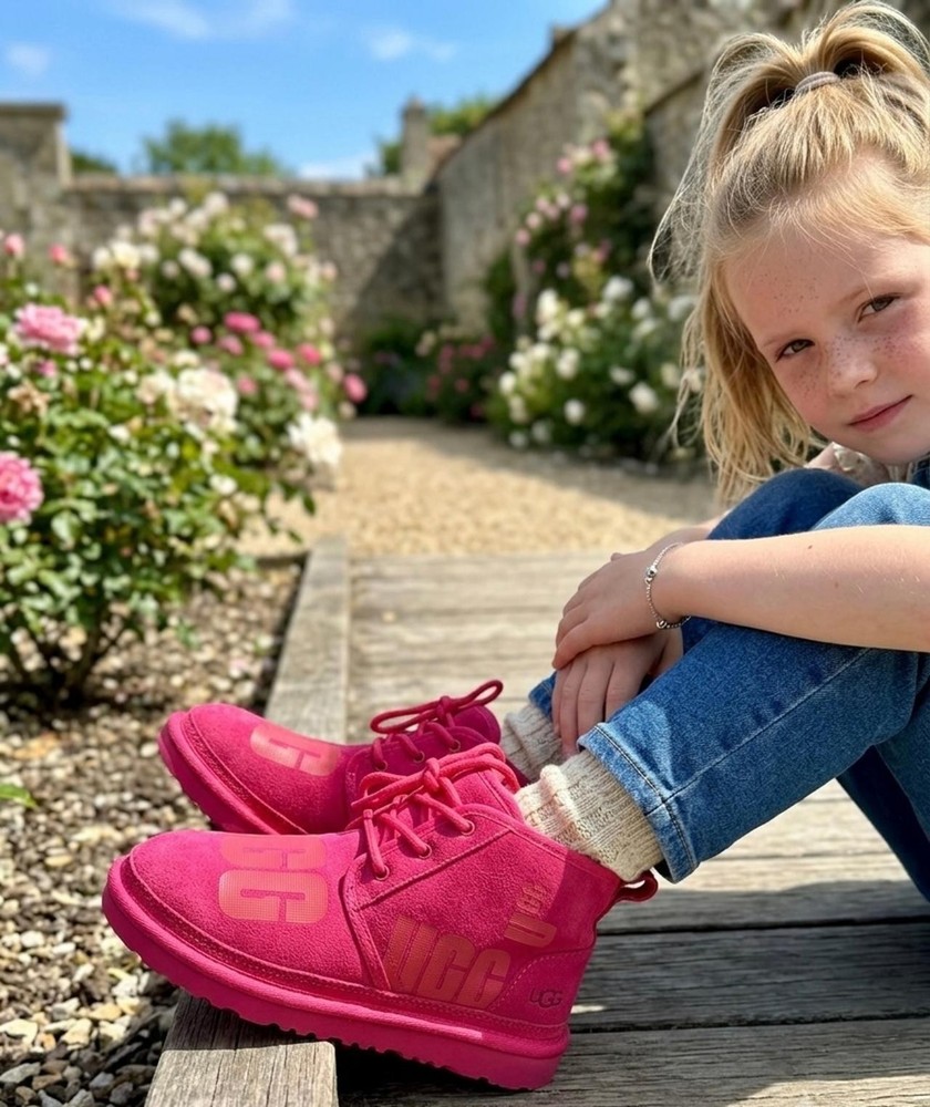 BIG KID UGG NEUMEL II SCATTER GRAPHIC RASPBERRY CHUKKA BOOTS SZ 4Y/ WMNS SZ 6.5