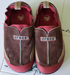 Crocs Unisex Toddler Size J1 Red Brown Leather Non-Slip Slip On Shoes Sneakers