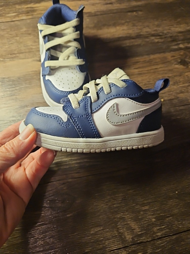 Nike Jordan 1 Low Alt Sneakers White/ Navy -Neutral Gray Colorway Size 7C