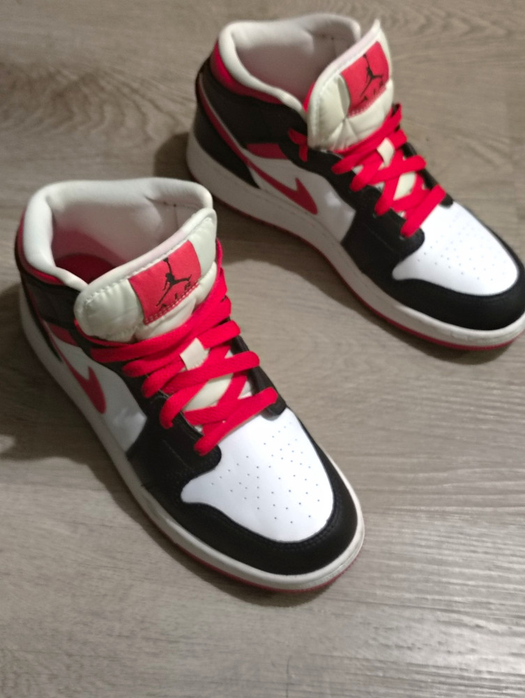 Jordan Air Jordan 1 Mid GS Kids US 5 Red/Black/White Leather Lace-Up