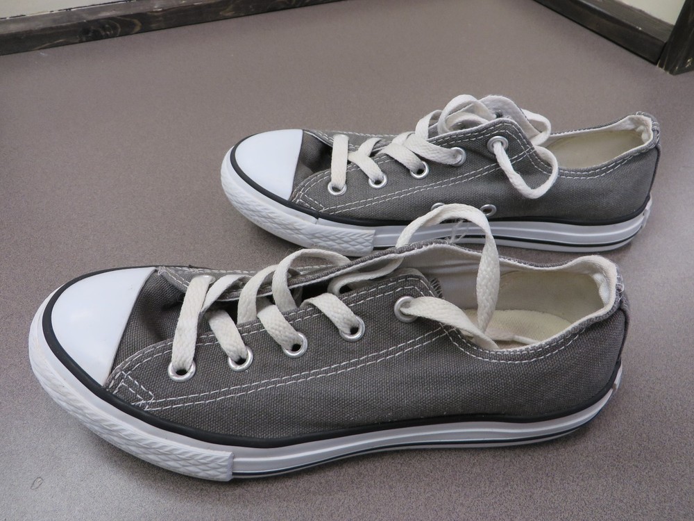 CONVERSE Chuck Taylor ALL-STARS Classic-Unisex (Size 9Y)