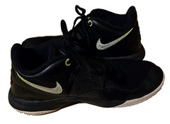 NIKE KYRIE FLYTRAP 3 BOYS‘ YOUTH SIZE 5Y BASKETBALL RUNNING SHOE PRE-OWNED VGC