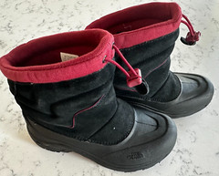 North Face Youth Waterproof Snow Boot Maroon and Black Size US 3 UK2
