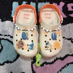 Size 3J – Crocs Classic Clog Disney Moana Brand New With Tags And Jibbitz