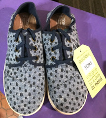 NEW WITH TAGS TOMS YOUTH PASEO CORNFLOWER BLUE SLUB CHAMBRAY DOTS SNEAKERS 3.5Y