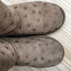 UGG Winter Boots Youth 4Y Brown Classic Short II Stars Mid Sheepskin Faux Suede