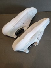 Under Armour Runplay White/Gray Running Shoes Size 7Y Gently Used