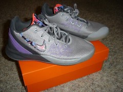 Nike Kyrie Irving Flytrap II 2 grey & bright crimson basketball shoes 5Y in box