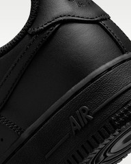 Nike Air Force 1 LE Size 5.5 Youth. Black