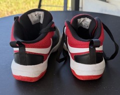 Nike Team Hustle D8 Black Red White Kids Basketball Sneakers US 2Y Lace Strap