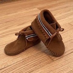 Minnetonka Kids Toddler Sz 6 Brown Suede Leather Lace Up Bead Moccasins Booties