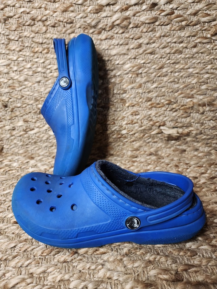 Crocs Classic Comfort Clog Unisex Size J4 Blue Fur Lined Fuzzy Warm Shoes