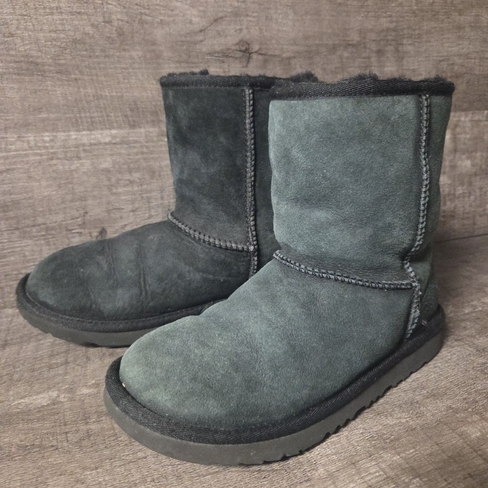 UGGS KIDS CLASSIC BOOTS SIZE 4 1017703K suede sherpa black **read**