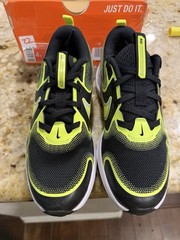 Nike Cosmic Runners GS Black/Neon Green Volt Size 4Y NEW NEVER EVEN TRIED ON!