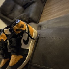 Nike Unisex Kids Lace-Up Athletic Sneakers Size 11 Black/Yellow Colorblock