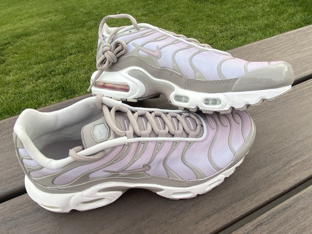 CD0609-035 Nike Air Max Plus – Size Y7 / W8.5 Brand New In Box