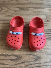 CARS Lightning McQueen Light Up Crocs Kids SZ J1 Rouge Red + Bonus Tshirt
