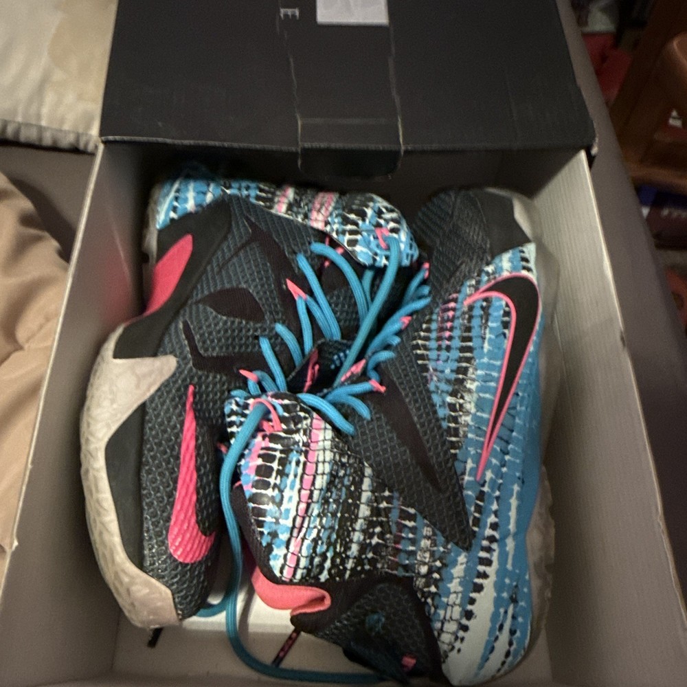 Nike men’s LeBron 12’ Mid Top Athletic Sneakers Black Blue Pink US 9 Lace-Up NIB