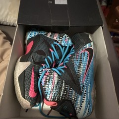 Nike men’s LeBron 12’ Mid Top Athletic Sneakers Black Blue Pink US 9 Lace-Up NIB