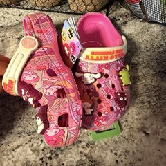 Hello Kitty 👣 Original 🔥 Crocs classic clog With Tags 🏷️ 13 child 🧒🏻…