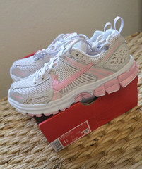 Nike Vomero 5 Kids Sneaker White/Pink 4Y Mesh Lace-Up Low Top