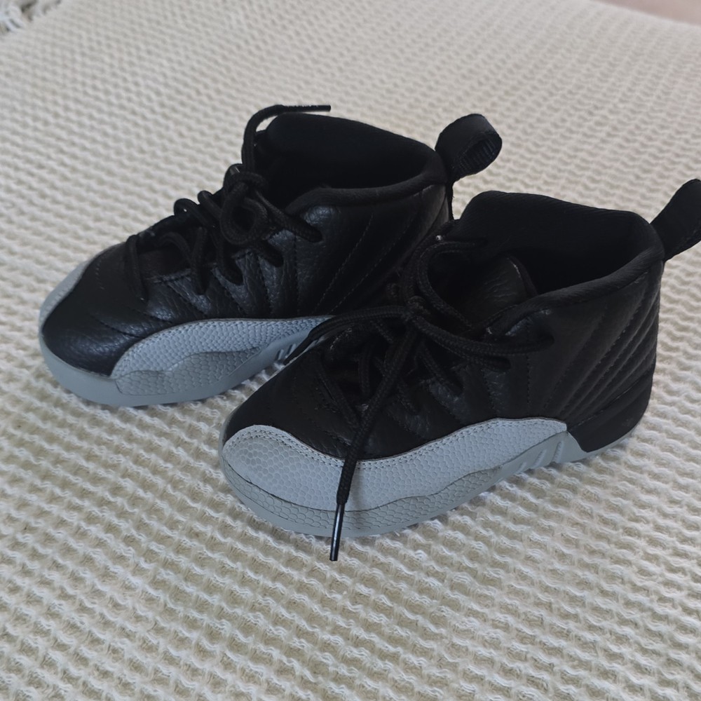 Jordan Air Jordan 12 Kids Sneaker US 8C EU 25 Black Gray Leather 850000-010