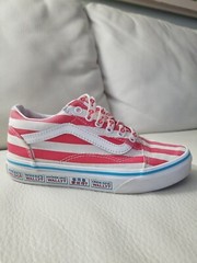 Vans kids Where’s Waldo Old Skool Sneakers Kids Size 2 Shoes