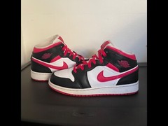 Boys USED Jordan 1 Mid „Very Berry“ Black/Very Berry-White US 7Y
