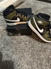Jordan 1 Mid (ps) Black /white – Medium Olive Kids Size 1 Y has original box