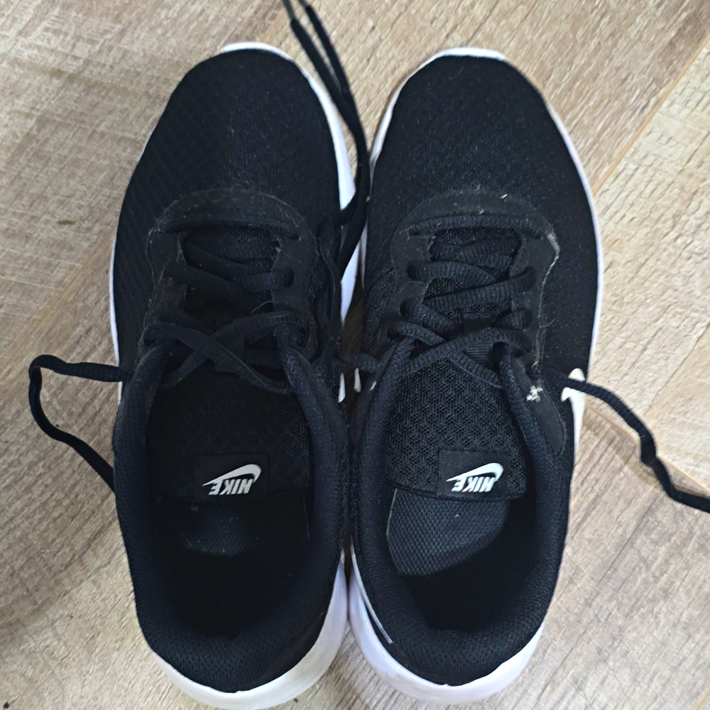 Nike Unisex Kids Size 6 Mesh Low Top Lace-Up Sneakers Black/White Logo