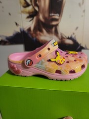 Crocs Pikachu Pink Classic Clog Pokémon Unisex Kids J1 EU 32-33 211229-90H