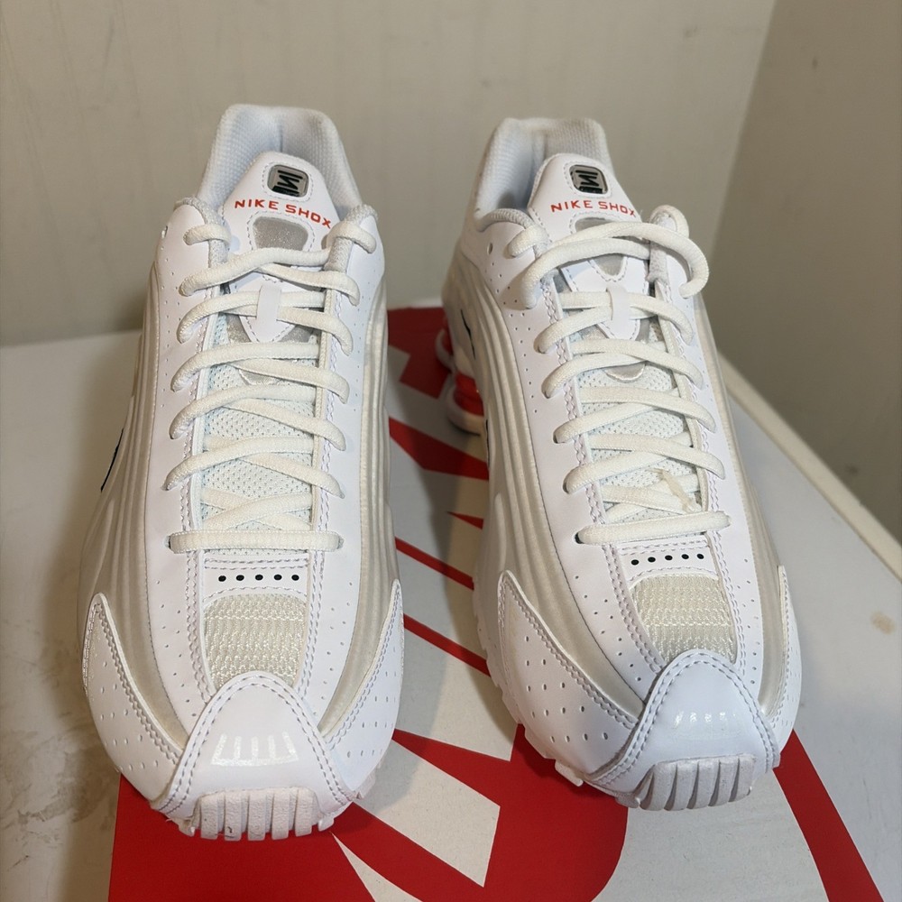 Size 7Y Nike Shox R4 (GS). White/white phantom Blanc. CW2626-102