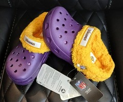 NWT~CROCS KIDS MINNESOTA VIKINGS MAMMOTH CAYMAN LINED SHOE SLIP ON~PURPLE~C10/11