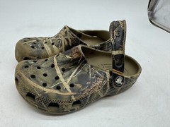 DAMAGED Crocs Classic Realtree Edge Clog Kids Camouflage Lightweight Casual – J1
