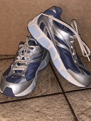 r-SHOES CHILDS SZ 1.5 BLUE/SILVER/WHITE NIKE SNEAKERS IN EXCELLENT SHAPE LACE UP