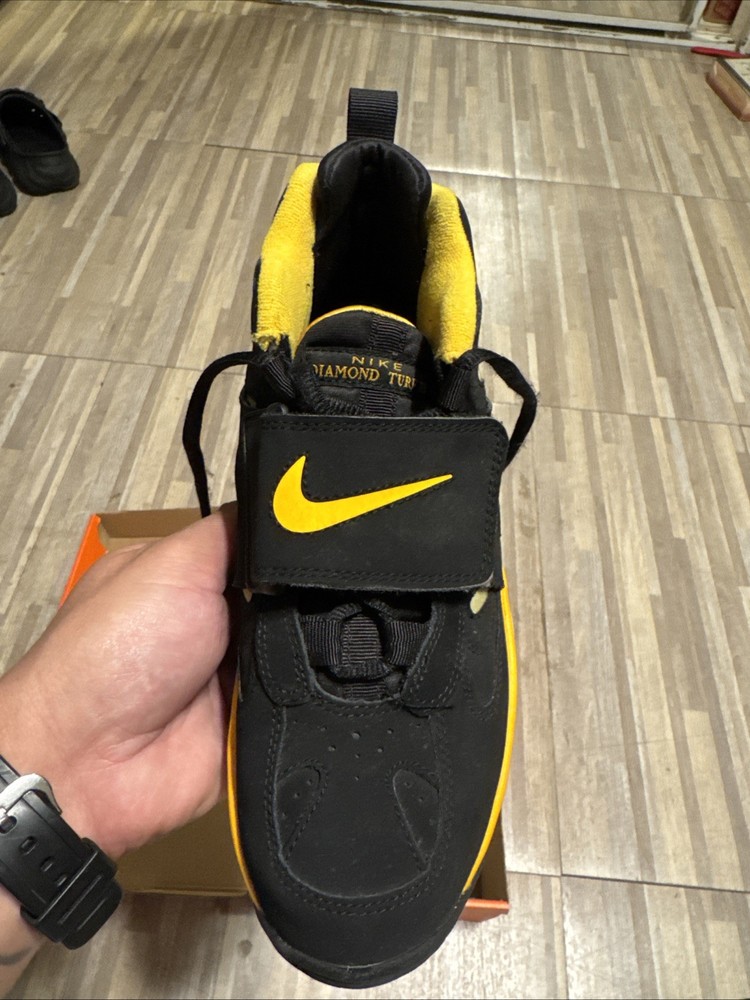 NIKE AIR DIAMOND TURF II – Size 6Y – 488294-018 Black & Yellow