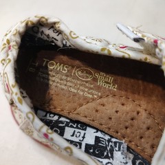 Disney TOMS It’s a Small World Theme Canvas Slip on Shoes Toddlers Sz 8 Youth