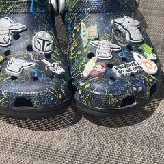 Crocs Clogs Star Wars Mandalorian Jibbitz Black Grogu Youth J4 Women’s 6 Men’s 4