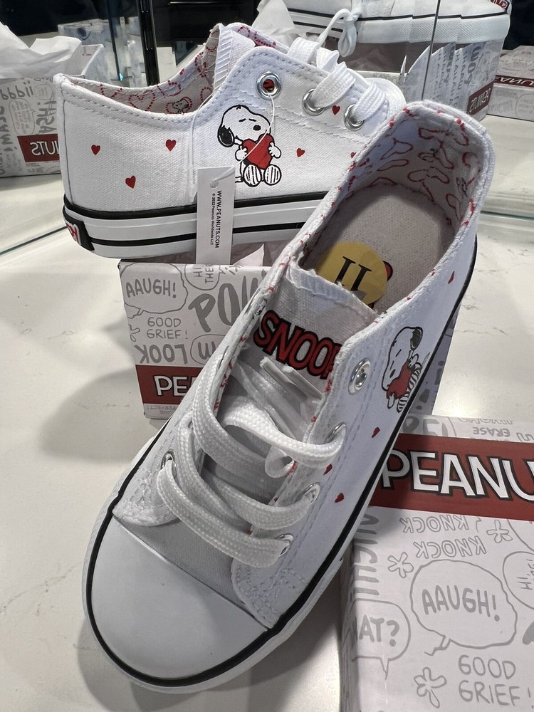 New Peanuts Snoopy Hearts White Canvas Lace-Up Shoes – New In Box – Size 11 Kids