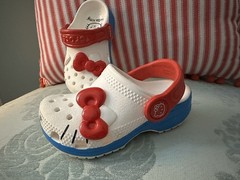 CROCS x HELLO KITTY Size 6 C Classic Clogs 50th Anniversary 2024 Toddler EEUC