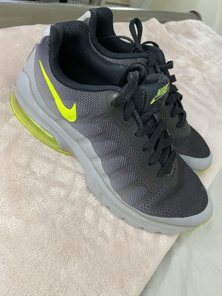 Nike AIR Max INVIGOR Size 5Y Black Gray Volt Green Youth Shoes Sneakers