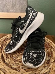 YOUTH NIKE TANJUN BLACK & WHITE PRINT RUNNING SHOES YOUTH 4/ WOMENS 5.5