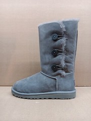 UGG Women’s Bailey Button Triplet boot, Size 5, Grey 1962 Y
