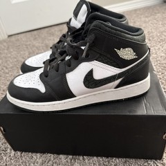 Grade School Jordan 1 Mid SE „Panda Elephant“ Off Noir/Black-White-Black
