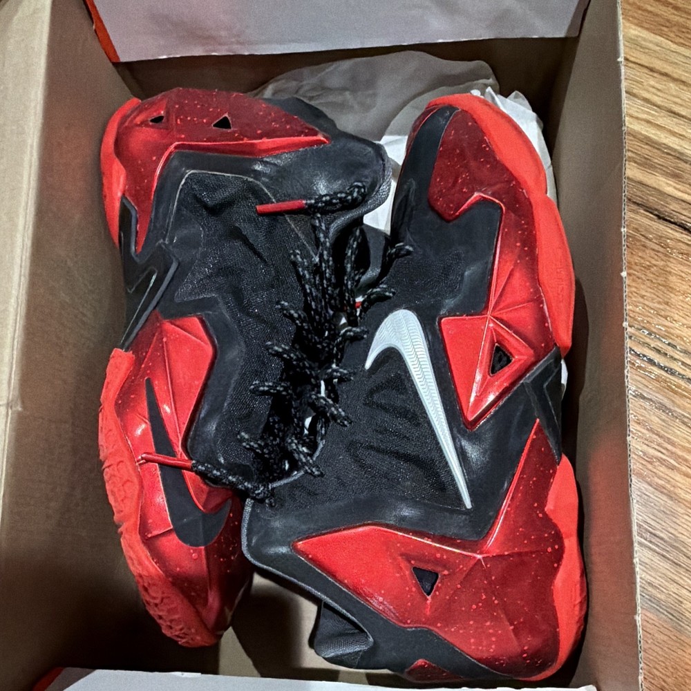 Nike LeBron XI (GS) Mid-Top Basketball Sneaker Black/Red 7Y 621712-001