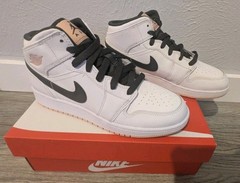 Kids Size 6.5y (GS) – Jordan 1 Mid White Arctic Orange