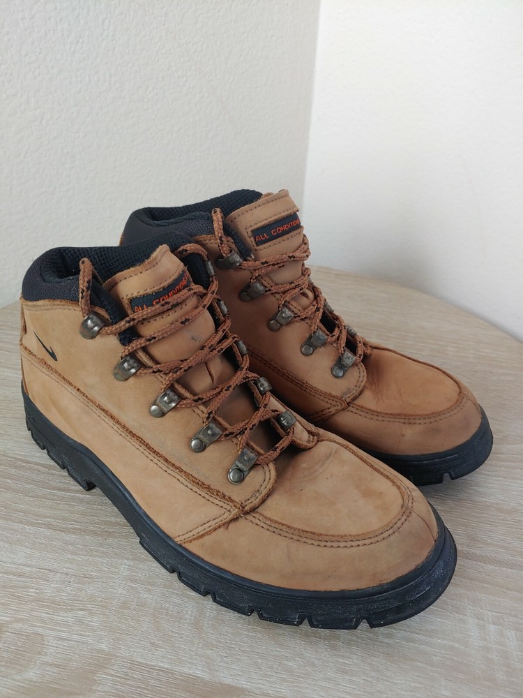 VINTAGE NIKE ACG Boots Nubuck Brown Black soles Size 4.5Y Pre-owned